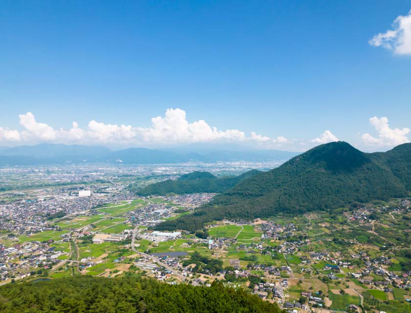 山間部の街を空から撮影した写真