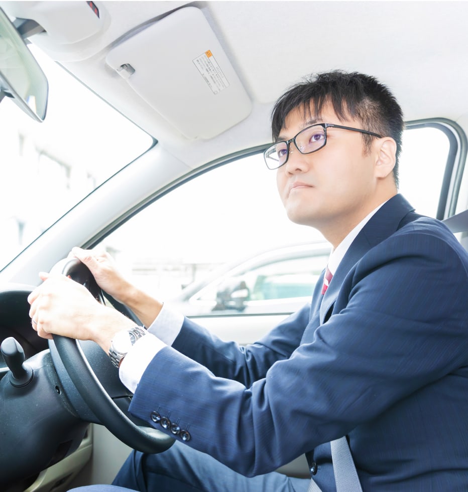 車を運転する姿