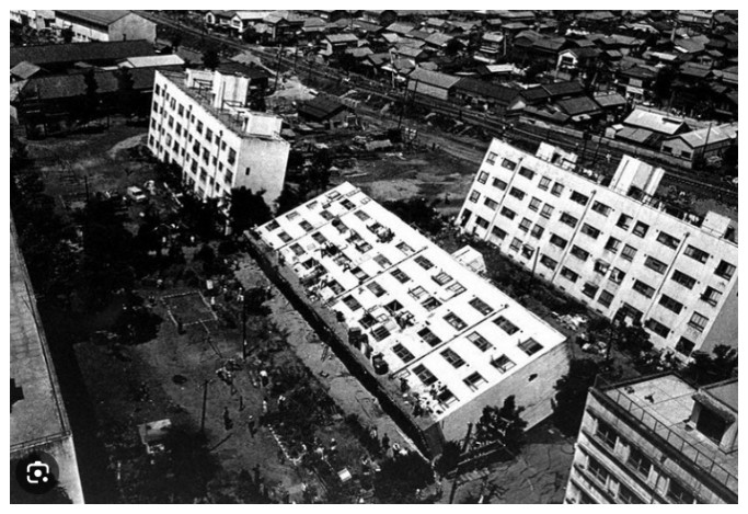 ②1964年新潟地震（新潟市中央区川岸町）出典：国立公文書館