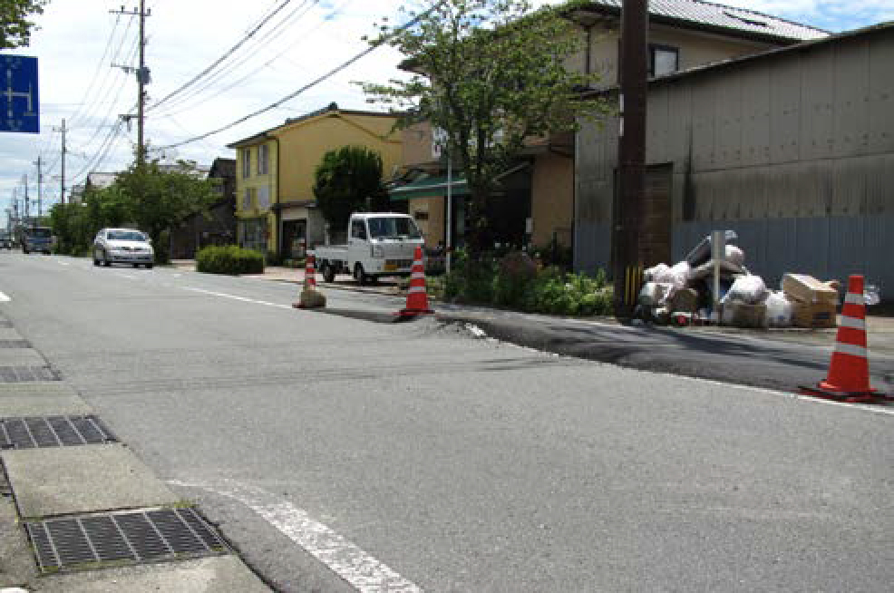 地震で被害を受けた道路の様子。片側車線が補修されている。