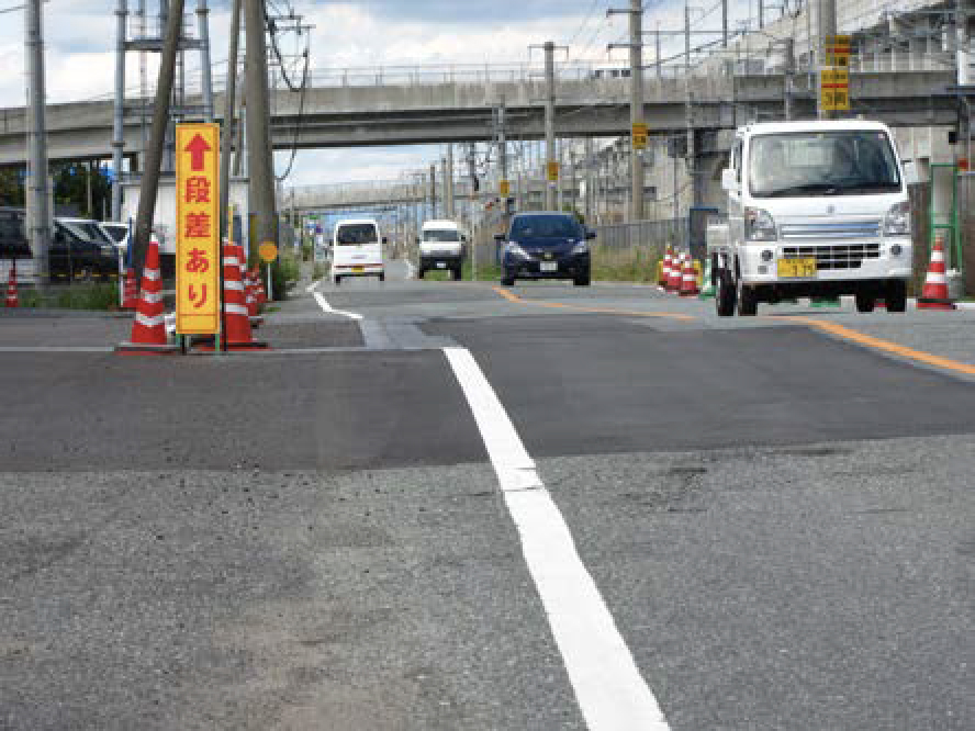 地震で被害を受けた道路の様子。片側車線が補修され凹凸が出来ている。