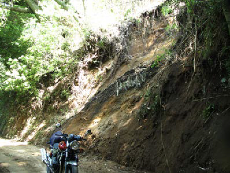 地震で被害を受けた崖の様子。
