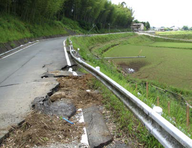 地震により道路から水田に亀裂が生じた様子