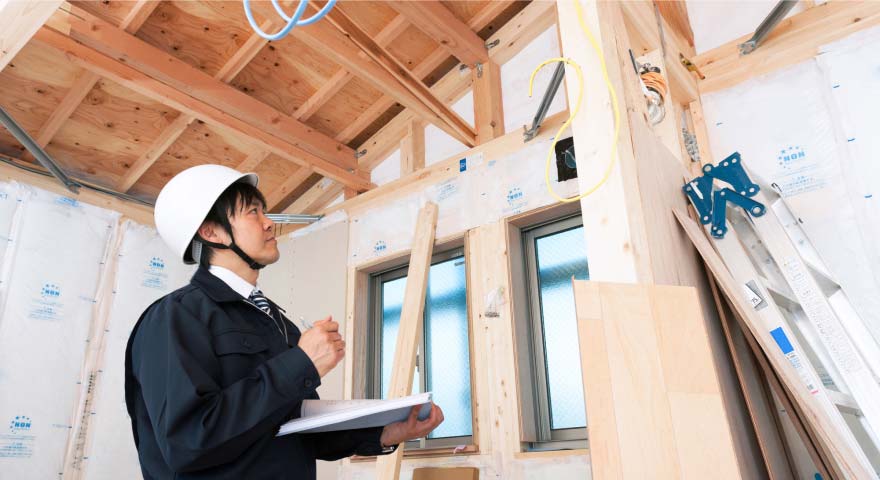 新築の建物の屋内を検査する様子